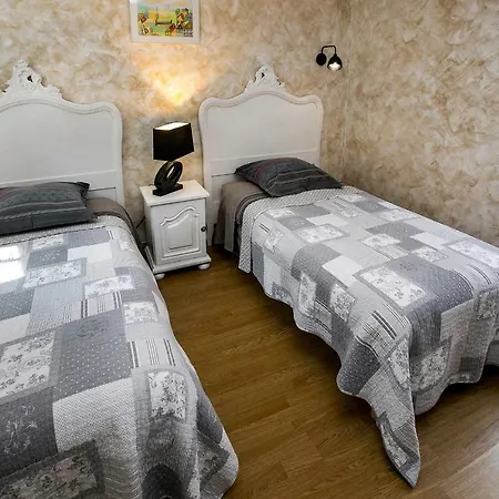Emeline Oda ve Kahvaltı 3*